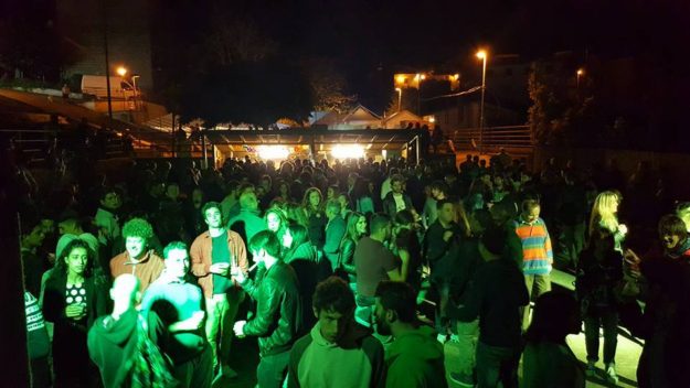 Un momento della Festa di San Giovanni delle Contee Ragazzi che ballano durante una serata della festa