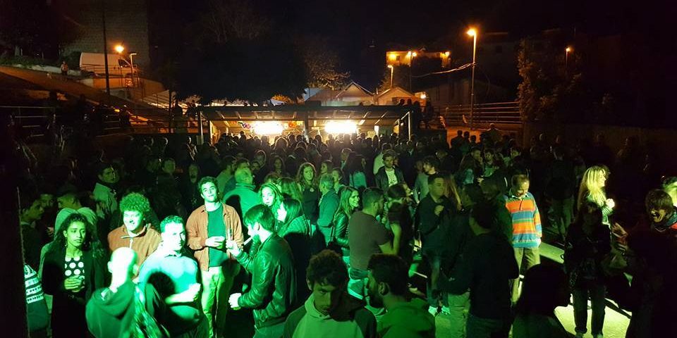 Un momento della Festa di San Giovanni delle Contee Ragazzi che ballano durante una serata della festa