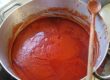 Un tegame da cucina con la salsa di pomodoro