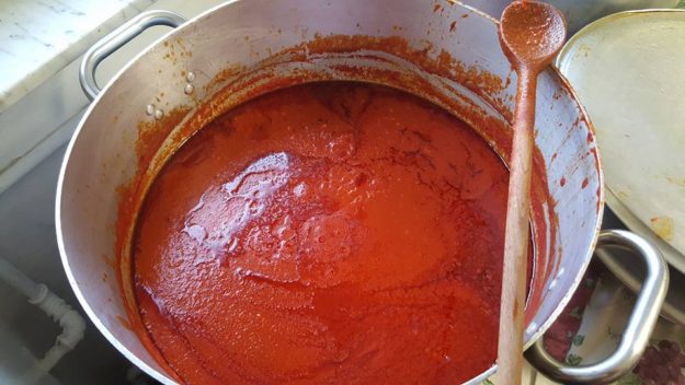 Un tegame da cucina con la salsa di pomodoro