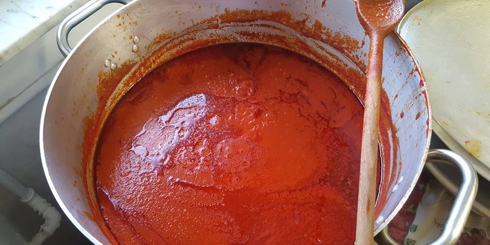 Pomodoro arrabbiata Un tegame da cucina con la salsa di pomodoro